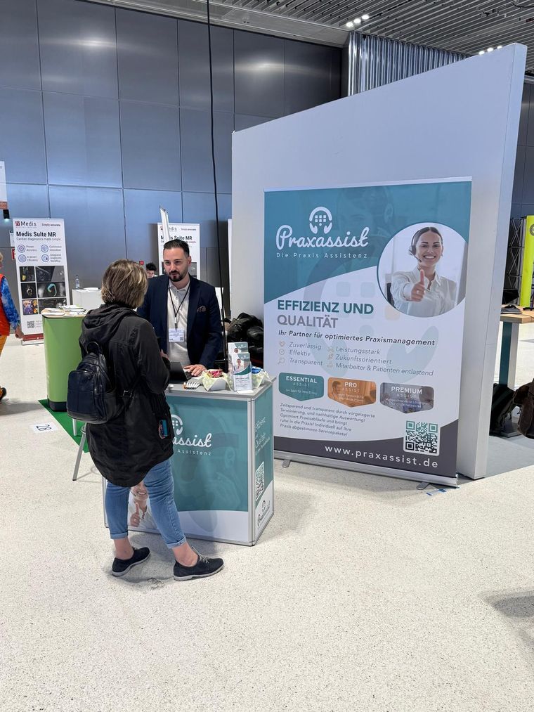 Das praxassist Team am Messestand
